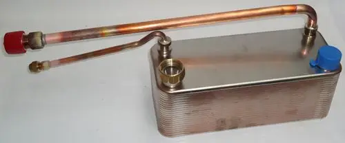 Kupferner Plattenwärmetauscher mit zwei Anschlüssen und Ablassventil. Geeignet für Daikin Anwendungen, horizontal montierbar.